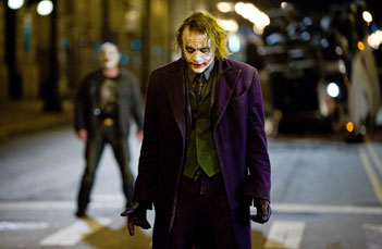 Os três precisam combater uma nova ameaça em Gotham, Coringa (Heath Ledger), o Palhaço do Crime