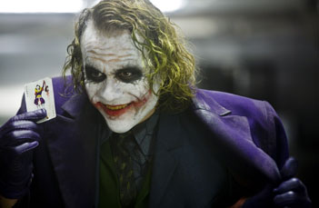 O vilão foi o último papel de Heath Ledger antes de sua morte por overdose acidental de remédios em janeiro