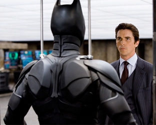 Christian Bale volta ao papel de Bruce Wayne e seu alter-ego, o Batman