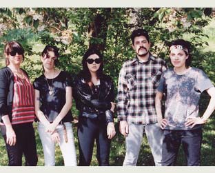 O CSS, sem a baixista Ira Trevisan: Adriano Cintra deixou o posto de baterista para assumir o baixo