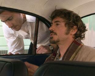 Downey Jr. (no carro) pode viver Sherlock Holmes nos cinemas