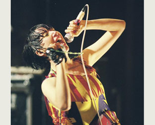 Karen O, à frente do Yeah Yeah Yeahs: vocalista criou projeto paralelo para tocar músicas de amor