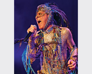 Ney Matogrosso, em show da turnê Inclassificáveis: cantor volta a SP com disco puxado para o pop rock