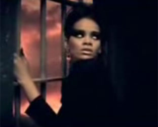 Rihanna no vídeo de "Disturbia", dirigido por David La Chapelle