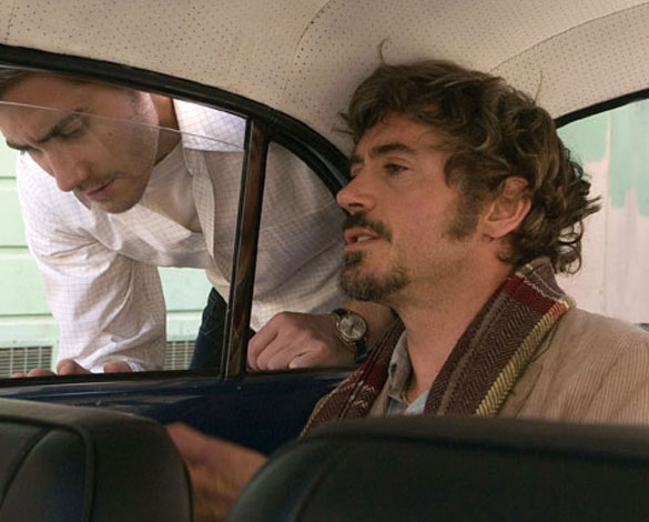 Jake Gyllenhaal e Robert Downey Jr. (no carro), em cena de Zodíaco, de David Fincher
