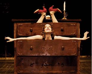 Aurélia Thierrée durante seu espetáculo, L'Oratório D'Aurélia, que passa mais uma vez por SP a partir desta quarta, 23