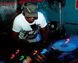 Marky comanda as pickups em seu retorno à Lov.e: o amigo Patife foi o convidado da noite