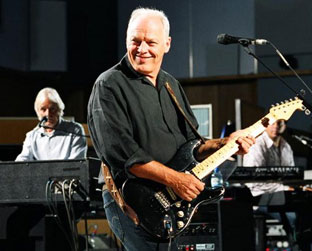 David Gilmour e sua "Black Strat". Réplica da guitarra chega às lojas por US$ 4000
