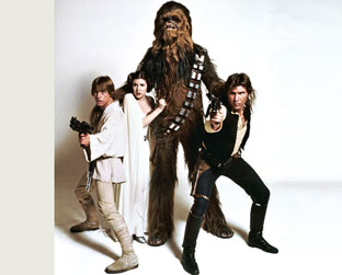 Luke Skywalker (Mark Hamill) (à esq.), a princesa Leia Organa (Carrie Fisher), o wookie Chewbacca e Han Solo (Harrison Ford), em foto publicada na capa da RS EUA em agosto de 1977