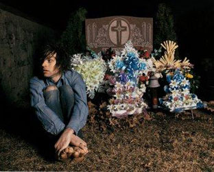 O cantor Ryan Adams desmentiu que tenha roubado um milhão de dólares do fundo de pensão de Francis Cobain, filha de Courtney Love