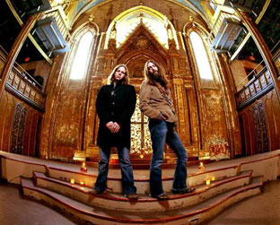 Os irmãos Robinson afirmam que a cantora country Gretchen Wilson plagiou a música "Jealous Again"