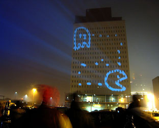 Grafitti digital: artistas reproduzem imagens em prédios a partir de uma caneta a laser e um projetor