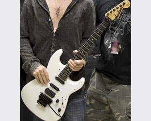 Alguém viu? Iron oferece jaqueta e carta escrita à mão para quem tiver pistas da guitarra de Adrian Smith