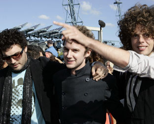 Do Wolfmother, apenas o vocalista Andrew Stockdale (dir.) continua na banda após briga e separação