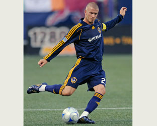 O jogador David Beckham chutará uma bola na torcida chinesa no final das Olimpíadas