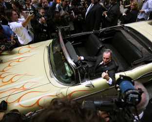 Michael Bloomberg posa para foto dentro do Chevy 57 Bel Air de Bruce Springsteen