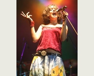 A banda potiguar Rosa de Pedra fez o melhor show de abertura dos três dias, com música regional e boa presença da vocalista Ângela Castro