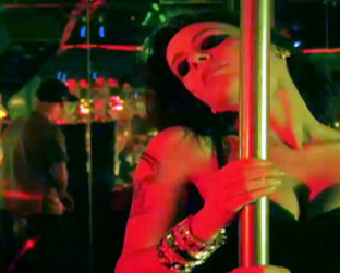 Monica Mattos faz pole dancing no clipe de "Cinderela", do rapper Cabal