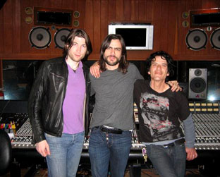 Eric, Brian e Nate no The Relationship: projeto paralelo do guitarrista do Weezer deve lançar álbum em breve