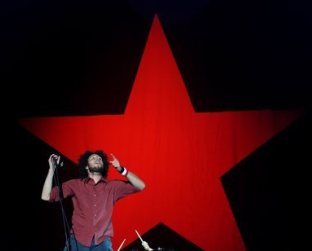 Zack de La Rocha em frente à estrela do RATM