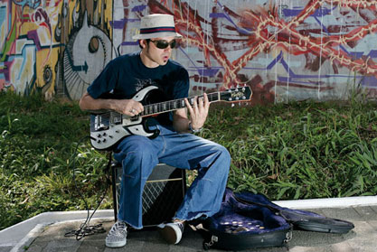 Maquinado: Lúcio Maia, guitarrista do Nação Zumbi, solo. Rock com pitadas eletrônicas