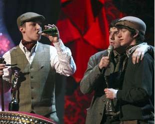 O Arctic Monkeys vai trabalhar ao lado de Josh Homme, vocalista do Queens of the Stone Age