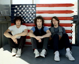 Hammond, no meio: guitarrista gosta tanto de ternos que resolveu lançar sua própria coleção