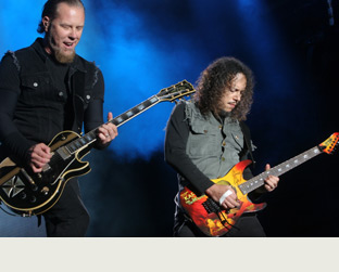 James Hetfield (esq.) e Kirk Hammett mandaram hits e novas em Reading (23/8/2008)