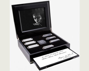 Sete guitarras assinadas por Bob Dylan serão lançadas nos EUA separadas ou em caixa de luxo (foto)