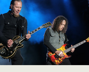 James Hetfield (esq.) e Kirk Hammett mandaram hits e novas em Reading (23/8/2008)