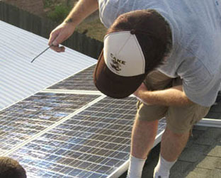 A instalação dos painéis solares no estúdio do Cake; banda grava um disco sem emissões de carbono