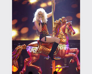 Christina Aguilera vai comemorar os quase dez anos desde o lançamento de 1º álbum com uma coletânea