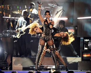 Rihanna fez o show de abertura do VMA com a música "Disturbia"