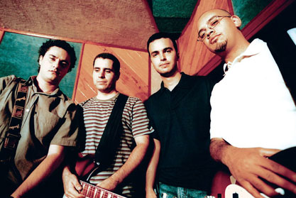 Postal Blue: dez anos de carreira, três shows e apenas uma música lançada no Brasil