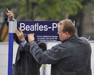 Trabalhadores terminam de pregar placas na inauguração da Beatles Platz, nesta quinta na Alemana