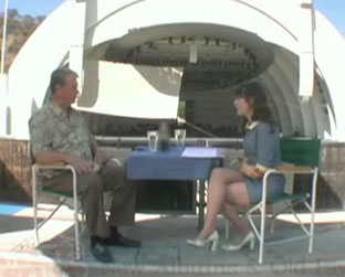 O cantor Brian Wilson e a atriz Zooey Deschanel conversam em vídeo do MySpace