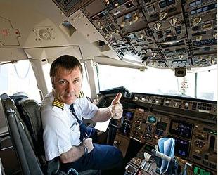 Bruce Dickinson foi buscar mais de 400 passageiros que ficaram presos fora do Reino Unido devido a falência da XL