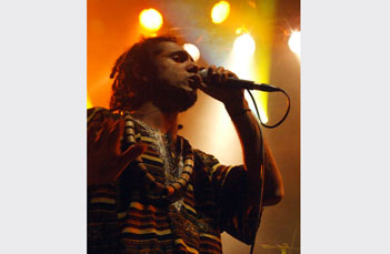 O rapper Linha Dura, de Cuiabá (MT), fez show ao lado de integrantes do Macaco Bong.