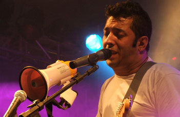 Carolina Diz (que saiu na seção Acontece da edição 14 da RS Brasil) foi a terceira a se apresentar no palco 2.