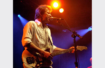 Wander Wildner não estava em sua melhor forma, mas fez um bom show com a ajuda de sua competente banda.