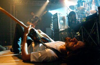 O Macaco Bong, uma das bandas da boa safra de Cuiabá, promoveu uma viagem sonora com seu rock instrumental.