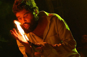 Lirinha comandou a atmosfera de hipnose a frente do Cordel do Fogo Encantado.