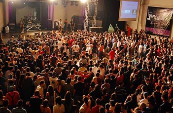 O público do Ratos de Porão se esbaldou em moshs e rodas de bate-cabeça.