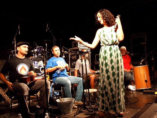 Aline Calixto e a Eterna Chama fizeram o único show de samba do festival.