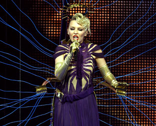 Kylie, em show da turnê X: nove trocas de figurino e 70 toneladas de equipamento em superprodução