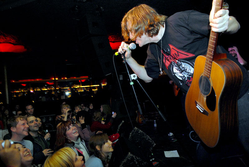 Thurston Moore gravará "Sheena is a Punk Rocker" para o seriado Gossip Girl