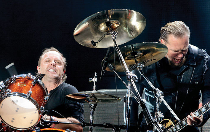 Lars Ulrich e James Hetfield tocam no festival de Reading (Inglaterra), em agosto, no qual o guitarrista repetiu várias vezes o movimento simbólico de tocar com o pé na bateria