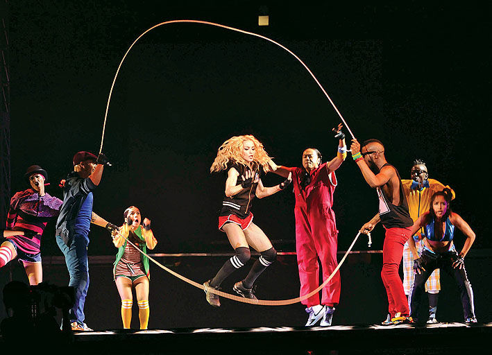 Madonna desafia limites e, aos pulos, marca o momento revival oitentista de sua nova turnê