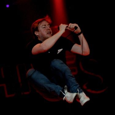 Ricky Wilson, do Kaiser Cheifs, desceu até a grade, em SP