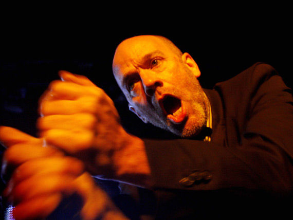 Michael Stipe dominou a platéia nas duas horas de show em SP, nesta segunda